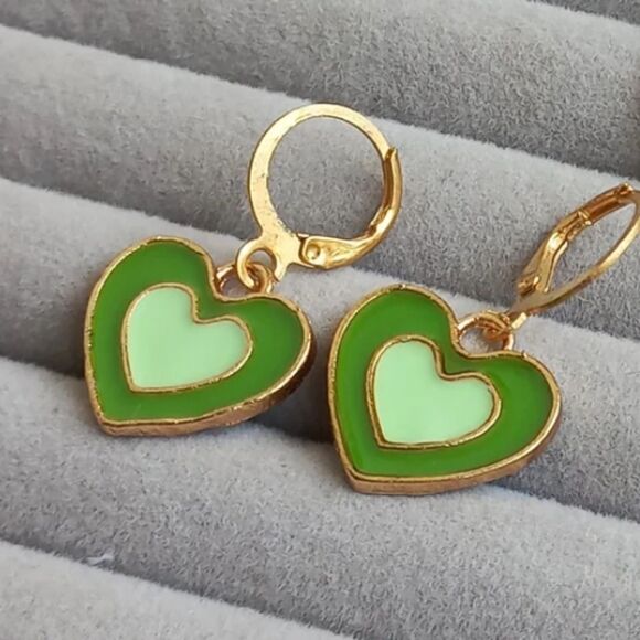 ๐ Green Double Heart Gold Little Hoop Earrings NWT Elegant - Picture 2 of 3